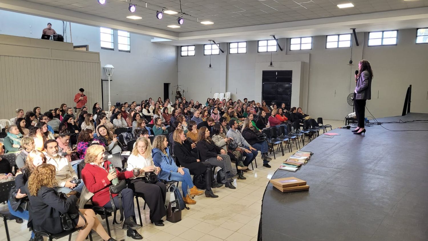 La disertación se desarrolló ante un auditorio colmado.