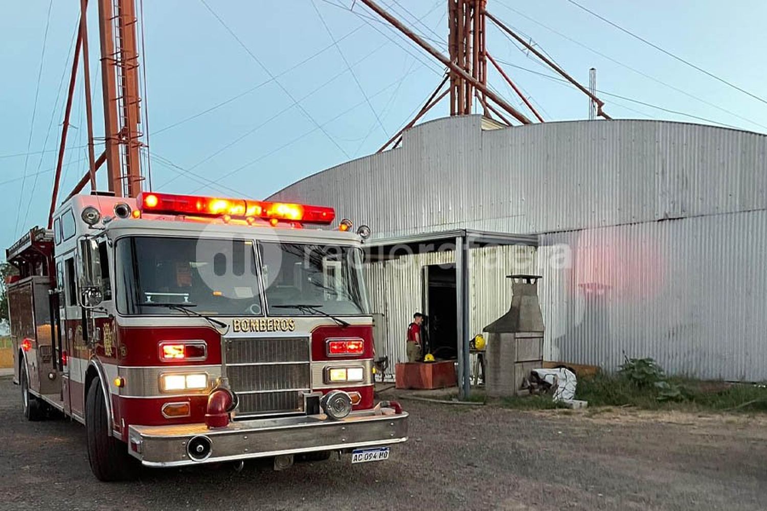 Un galpón de acopio de cereales y máquinas agrícolas terminó en llamas