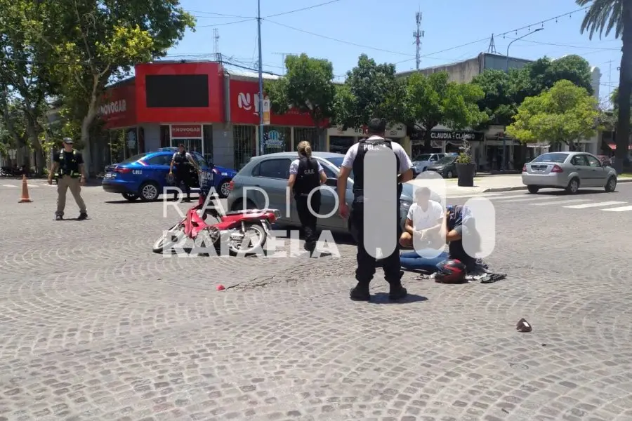 Accidente en pleno centro de la ciudad: joven motociclista de Lehmann sufrió lesiones