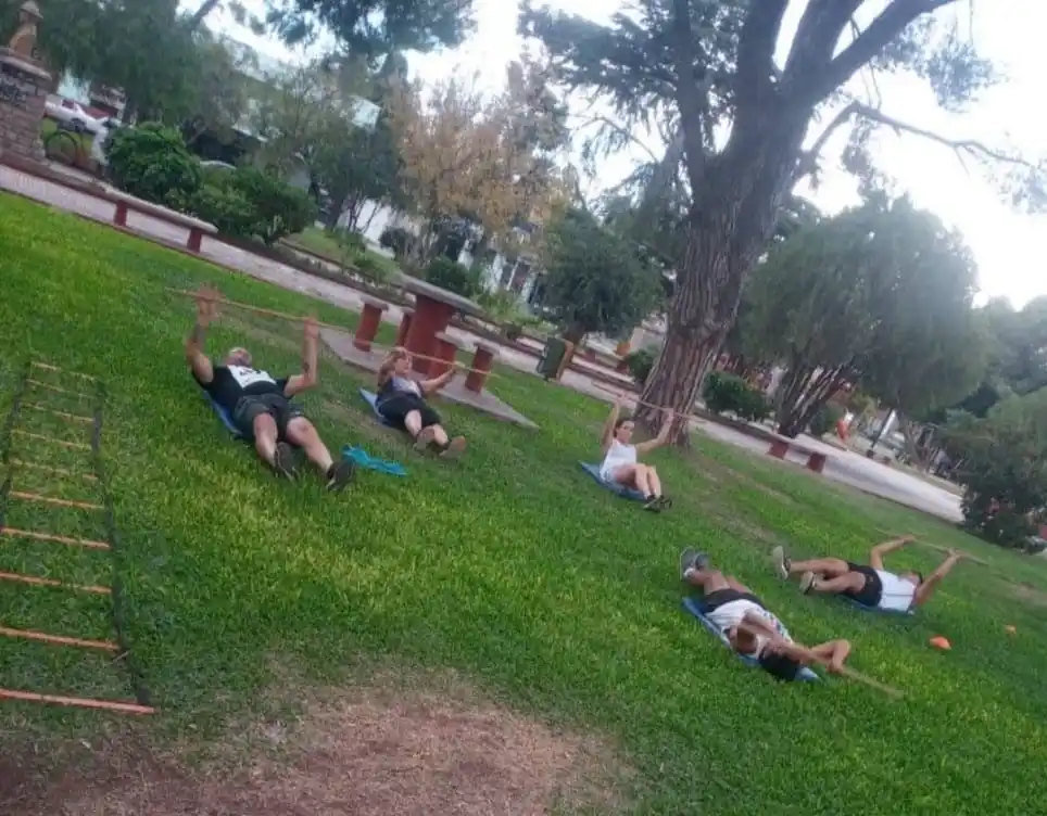 Gimnasios y academias de la ciudad dieron clases al aire libre en señal de protesta