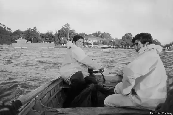 Una imagen que viaja en el tiempo: Emilio Mariano Gutiérrez y una postal nostálgica de la laguna de Chascomús