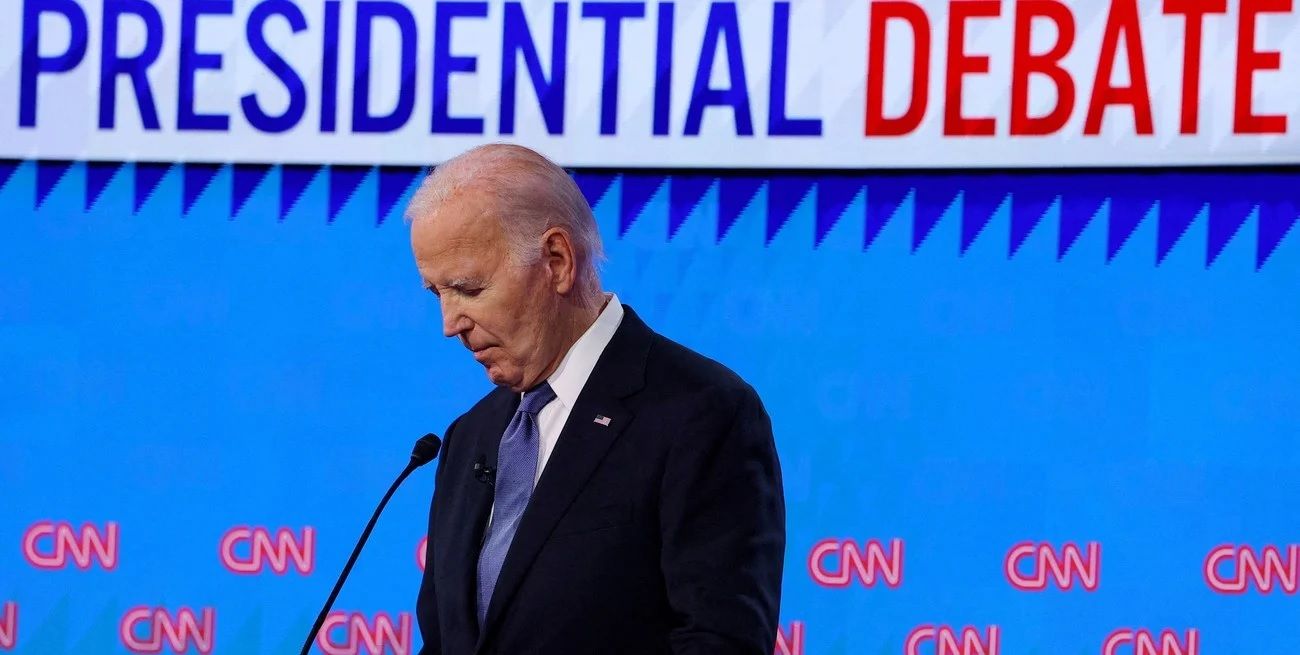 Foto de archivo del debate presidencial de EEUU en el que al demócrata Joe Biden se lo vio disminuido frente a un al republicano Donald Trump, quien todavía no había sufrido el intento de asesinato que cambió el rumbo de las campaña norteamericana. Crédito: REUTERS / Brian Snyder.