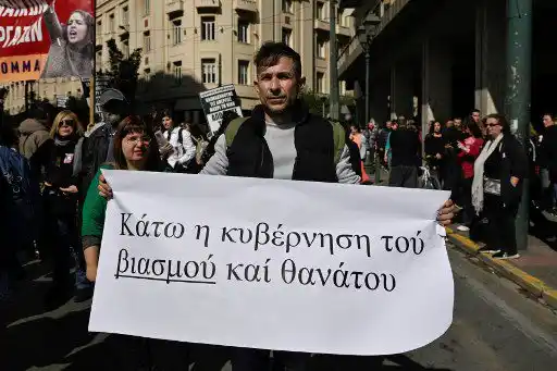 Crece la INDIGNACIÓN POR ACCIDENTE MORTAL de trenes: cerca de 50.000 manifestantes protestan en Grecia