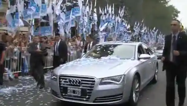 El auto en el que llegó Cristina al Congreso tiene deuda de infracciones