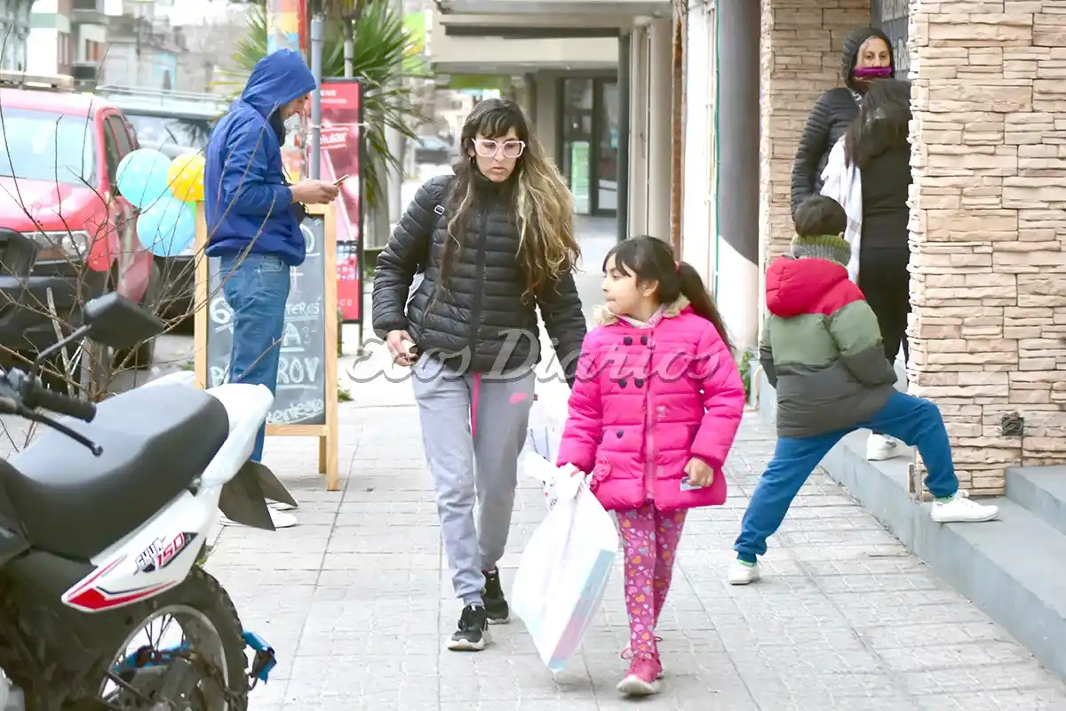 En el centro. Movimiento comercial por la fiesta de la niñez