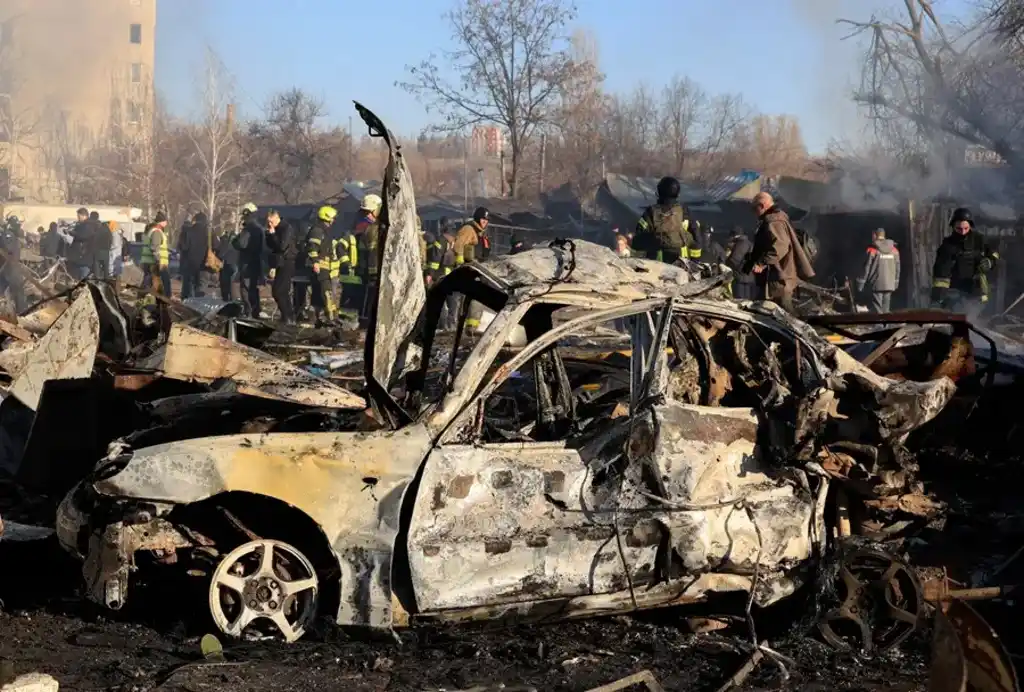 Un coche dañado en el lugar del bombardeo ruso
