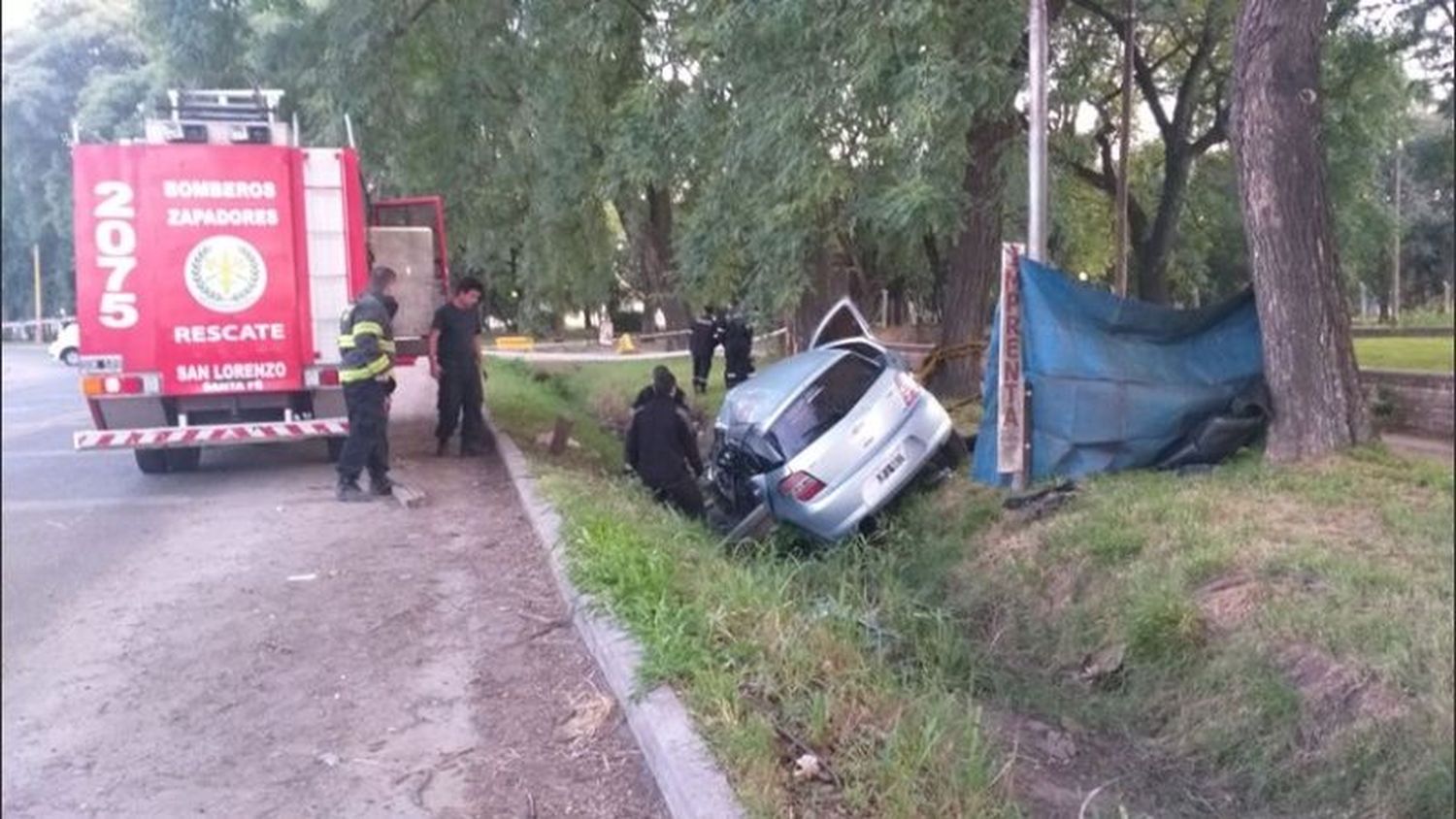 Murió un hombre en San Lorenzo tras chocar su auto contra un árbol