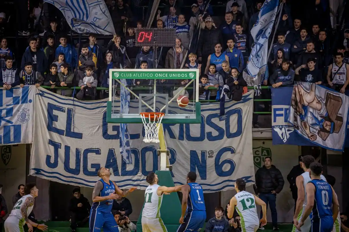 El marco de la hinchada de Peñarol en Once Unidos.