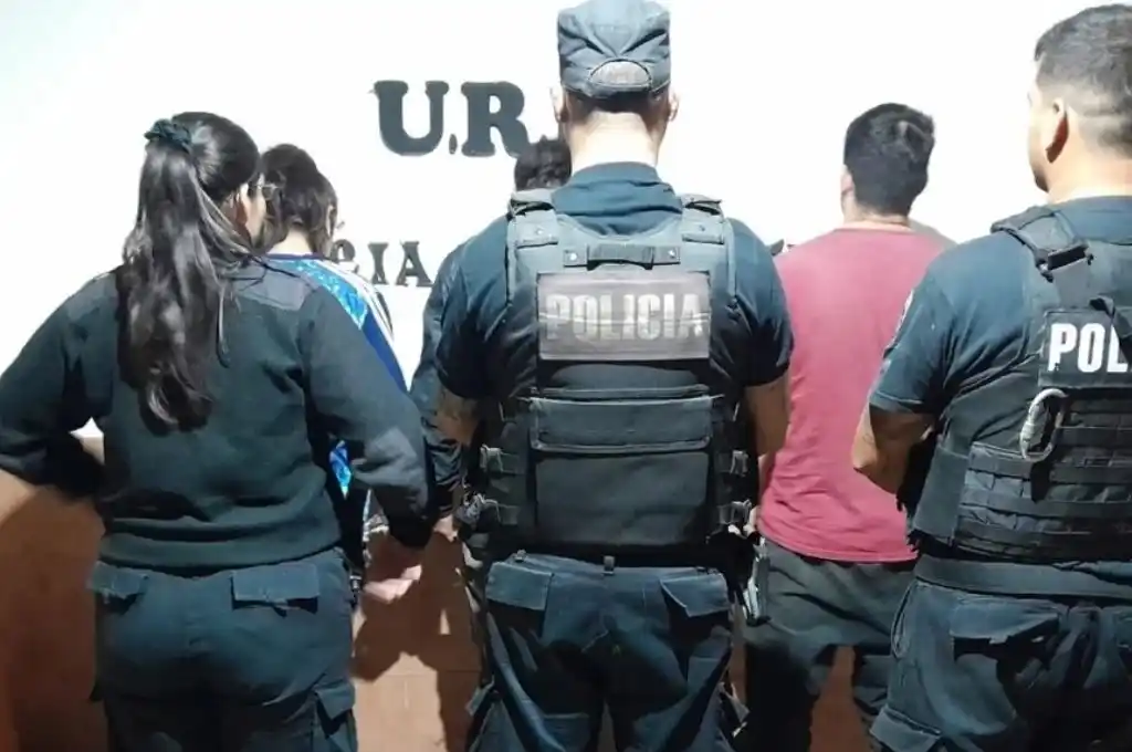 Los arrestados, dos hombres y una mujer, fueron requisados en el lugar.
