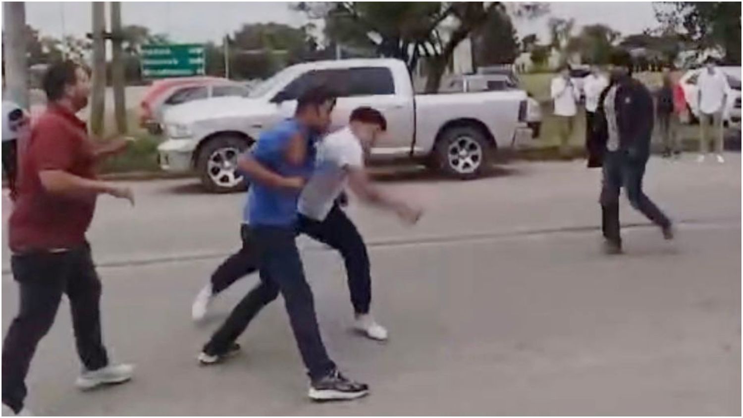 Navidad a las piñas en Tres Arroyos: el video de una batalla campal entre jóvenes a la salida de un boliche