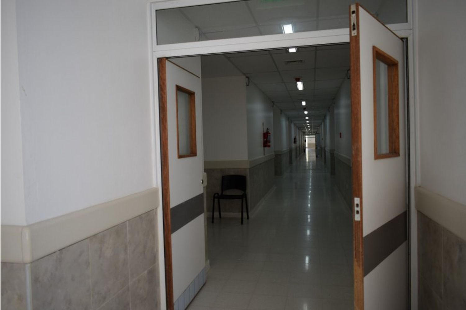 Dieron de alta a la mujer apuñalada brutalmente por su ex pareja mientras dormía