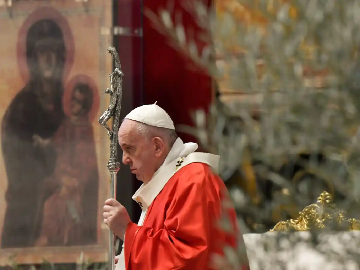 El papa Francisco autoriza que las mujeres puedan dar la comunión y leer la palabra de Dios