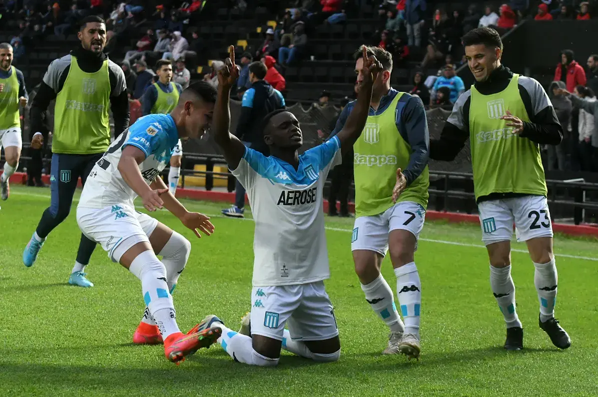 Racing le ganó a Colón en Santa Fe y es el único escolta de Boca 