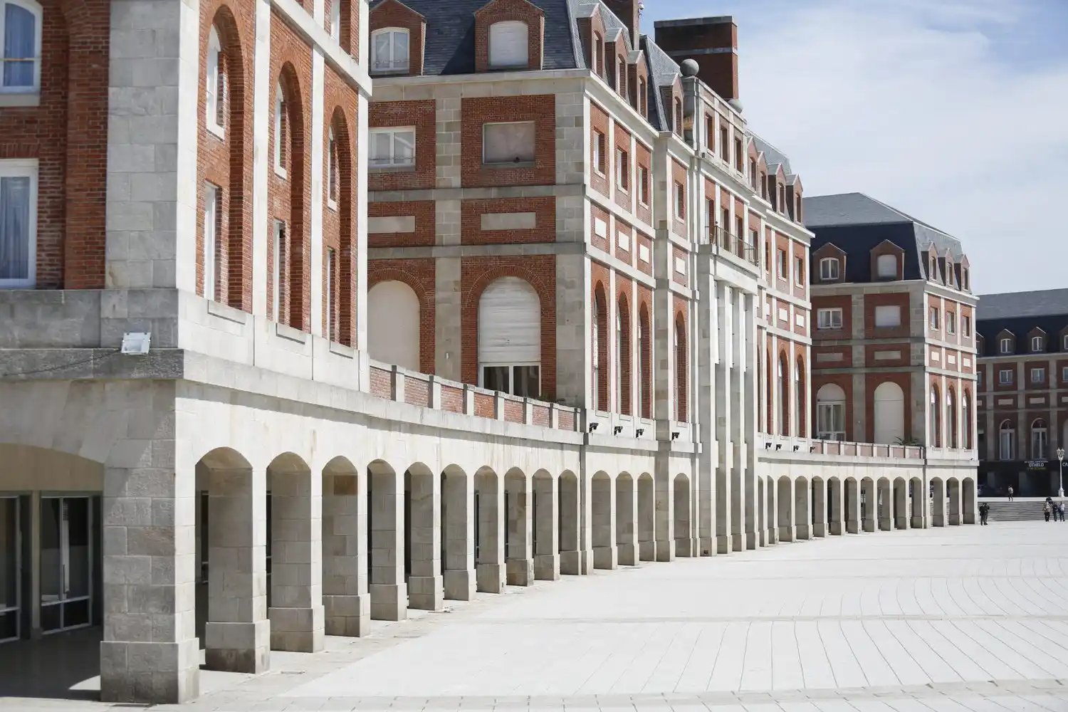 Martes tranquilo: nubes, sol y clima agradable en la costa