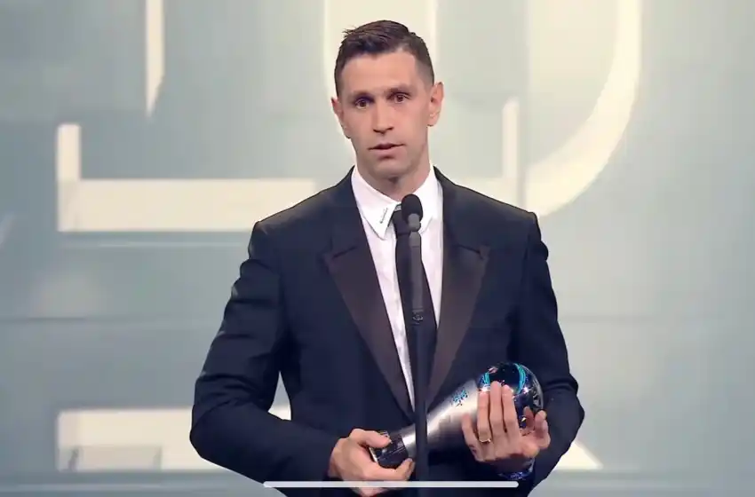 Dibu Martínez fue elegido como el mejor arquero del año