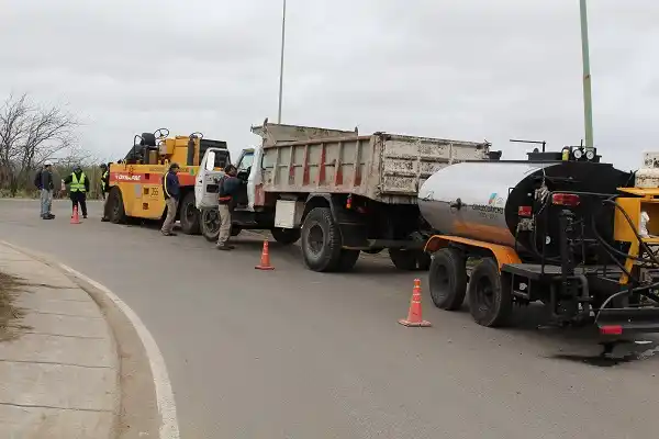 Realizan trabajos de mantenimiento y bacheo en el Acceso Sur