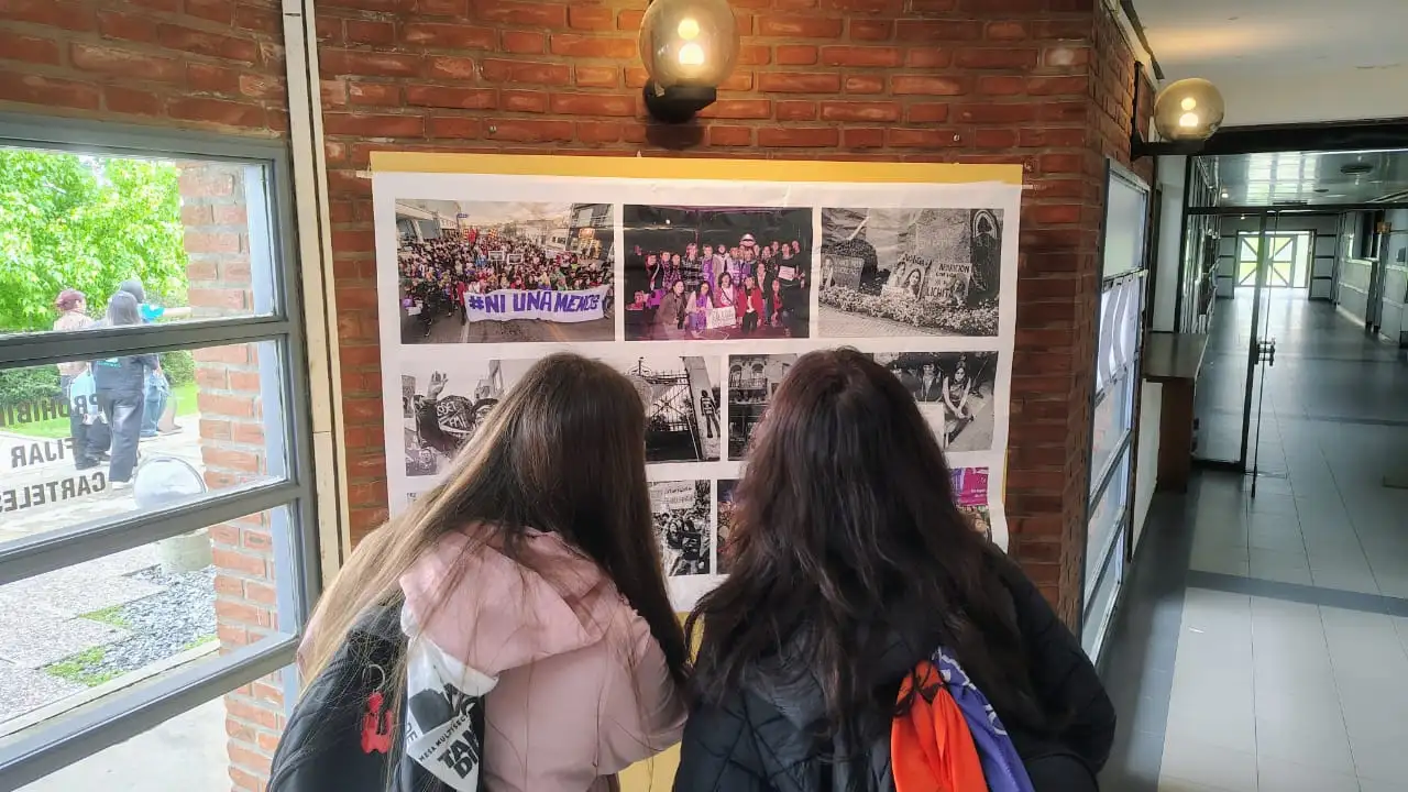 La muestra fotográfica "#NiUneMenos" se encuentra en la Facultad de Ciencias Humanas.