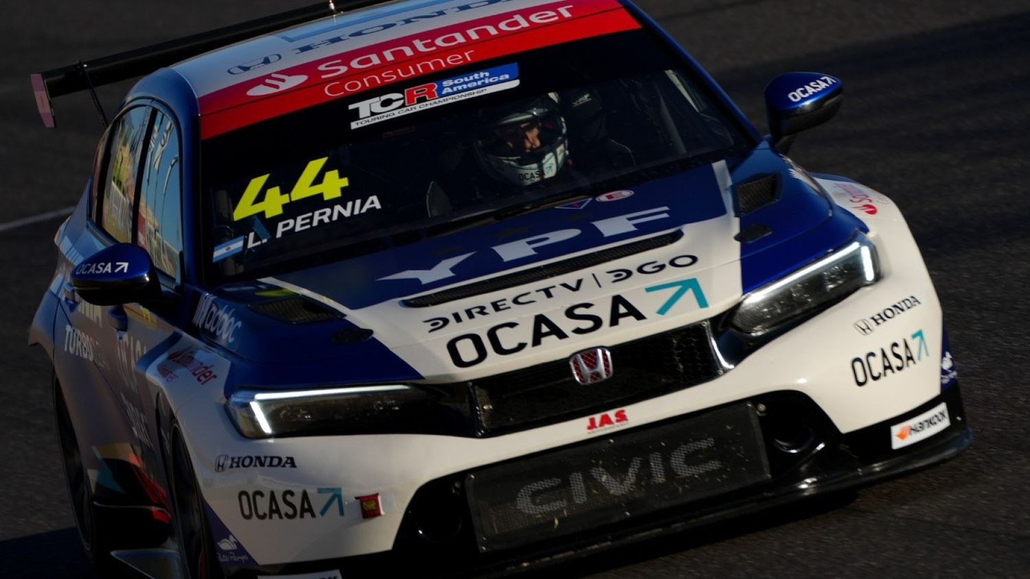 Leonel Pernía ganó la primera carrera y fue quinto en la segunda