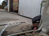 Un vecino denunció que un colectivo de la Línea 505 le rompió la pared