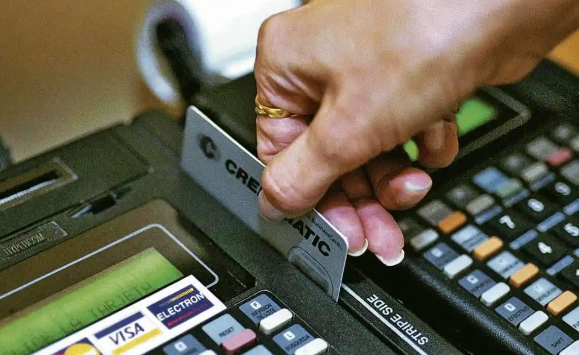 Detectaron irregularidades en cobros con tarjetas de crédito y débito en Entre Ríos