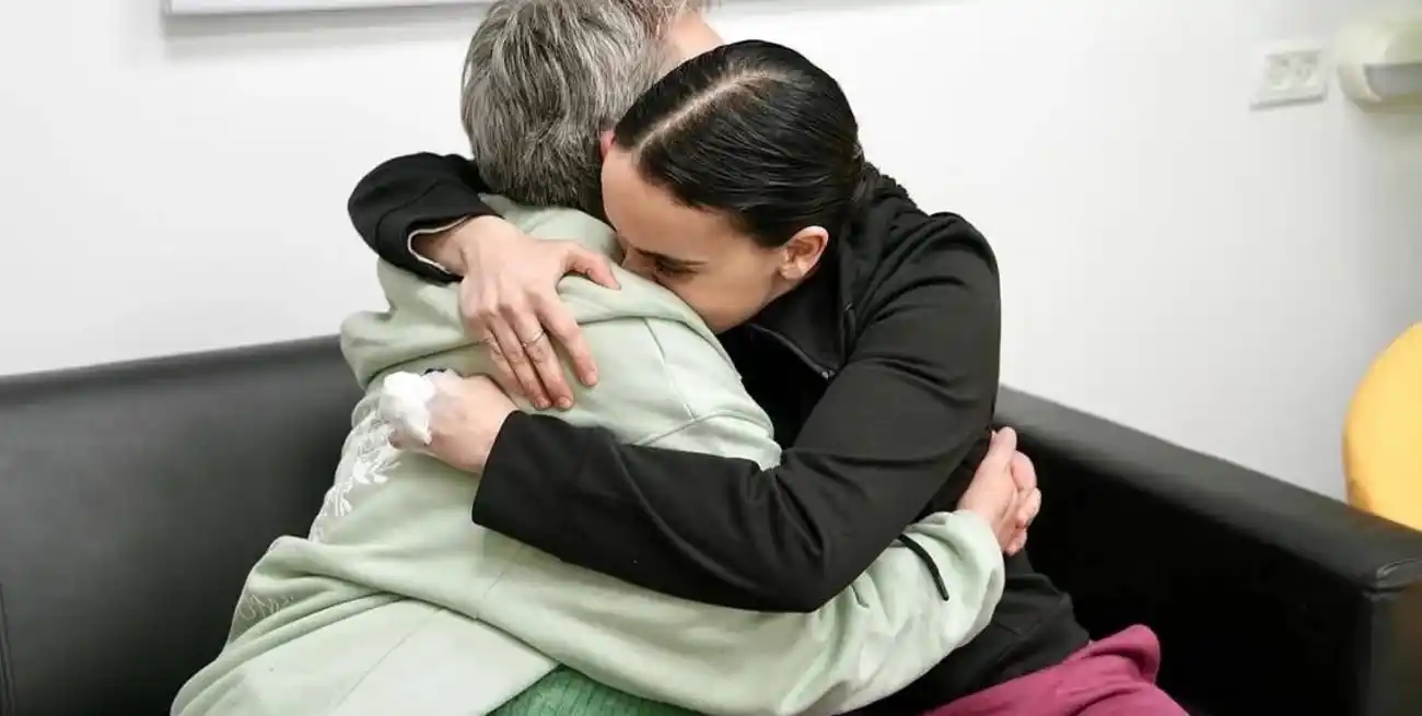 Una de las rehenes liberadas hoy en el encuentro con sus familias. Crédito: Fuerzas de Defensa de Israel