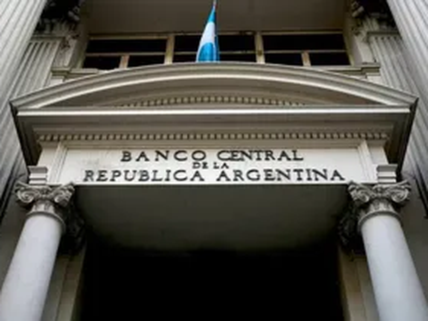 El BCRA modificó las reglas del mercado cambiario y desató la tensión con los bancos