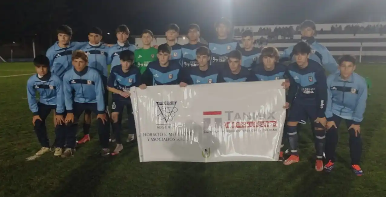 El equipo tandilense que salió a la cancha en el Municipal de Ayacucho.