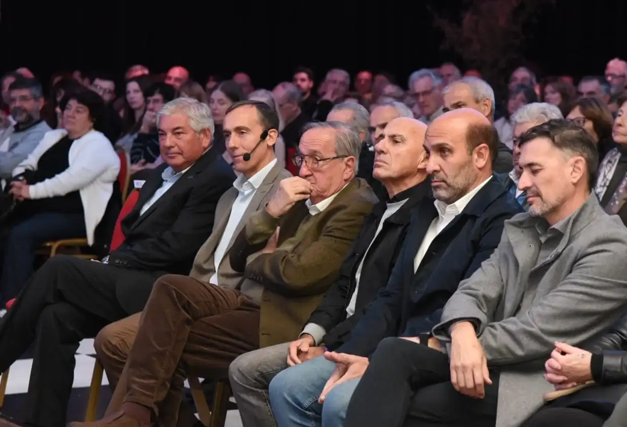 El presidente de la Cámara Empresaria, Guillermo Cravea, el periodista Alconada Mon; el intendente Miguel Lunghi; el director de El Eco y presidente de Grupo Rotonda, Rogelio Rotonda; el dirigente Martín Yañez; y el secretario de Desarrollo Productivo e Innovación del Municipio, Diego Martín.