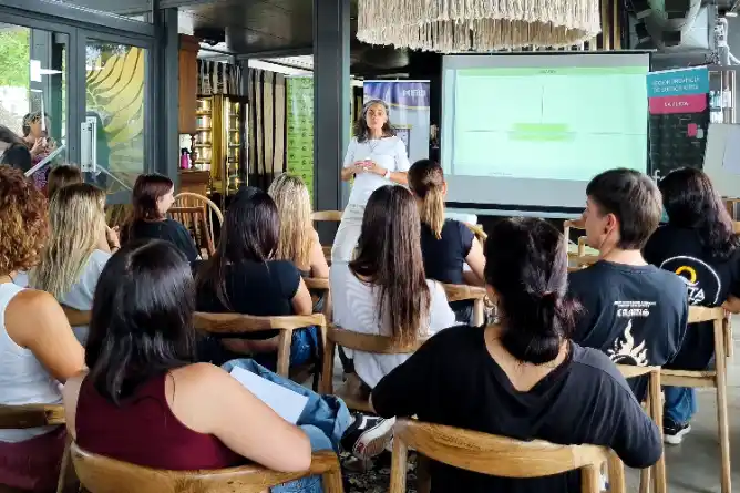 Significativa participación de emprendimientos turísticos en la capacitación para formar mozos y camareras