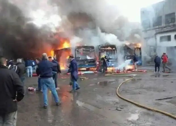 Cinco colectivos de la línea 463 se incendiaron en Morón