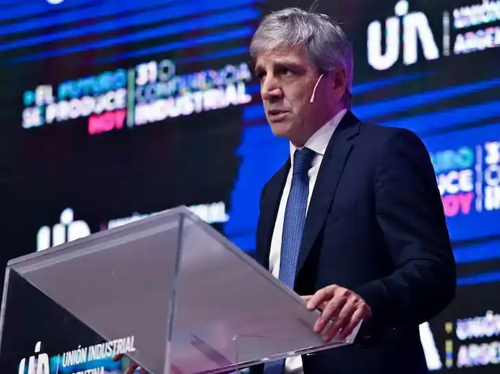 Ante la suba del riesgo país, Caputo aseguró que nunca hablaron con bancos de un rescate para la Argentina