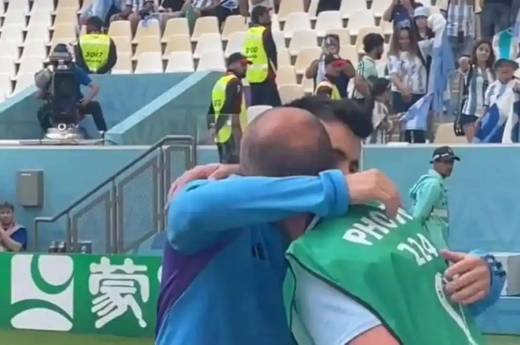 Mundial Qatar 2022: La emotiva historia detrás del abrazo entre Huevo Acuña y un fotógrafo en Lusail