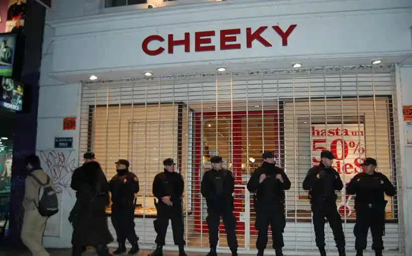 La cadena Cheeky suspendió a 70 trabajadores de vigilancia