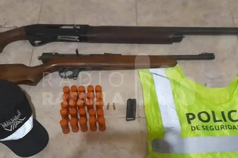 Detuvieron a una camioneta y les hallaron dos armas de fuego sin documentación