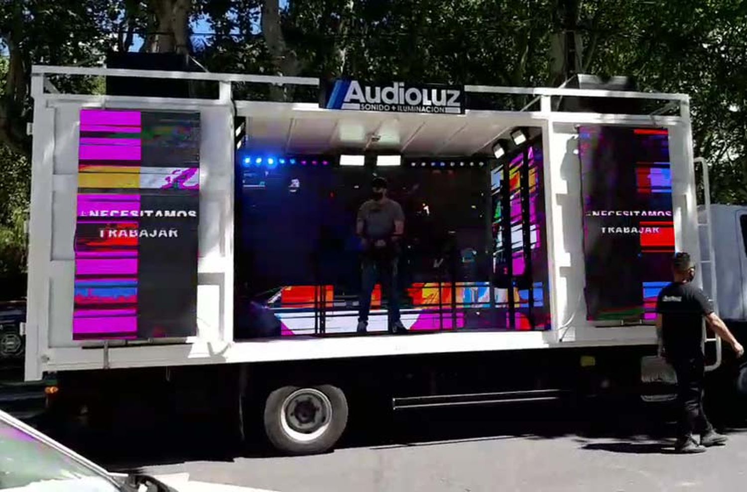 Con música en vivo y una colorida caravana, representantes de salones de eventos reclamaron la vuelta a la actividad