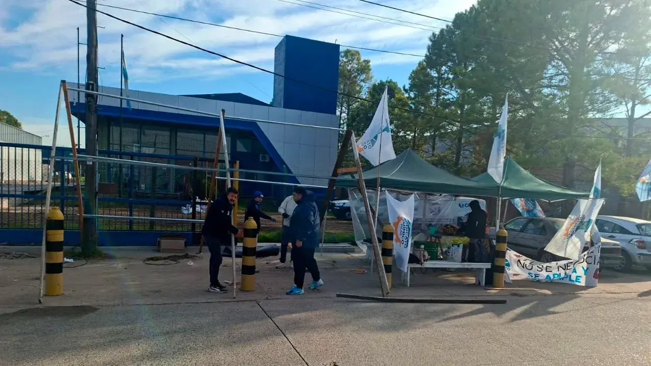Trabajadores protestan en la puerta de la empresa Cascia.