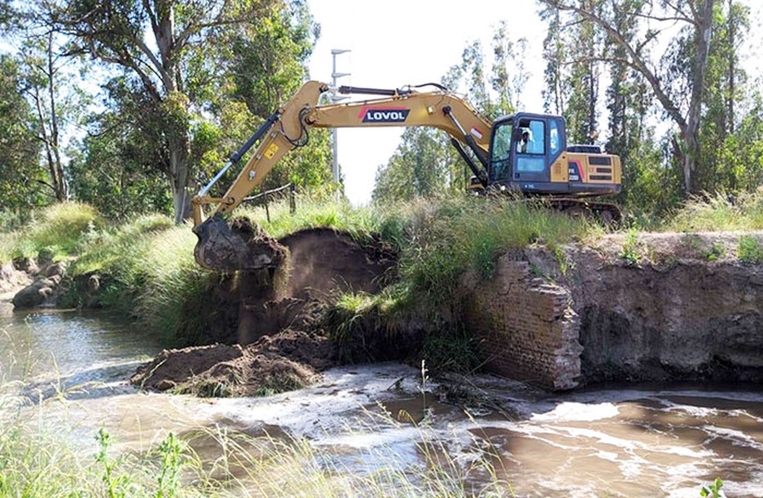 Construyen un nuevo puente sobre el arroyo Los Huesos