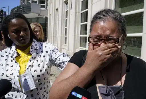 Fanáticos de R. Kelly reaccionaron al conocer la sentencia. Foto AFP