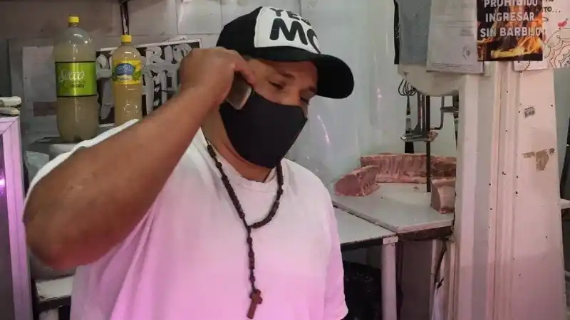 “Para el locro”: un carnicero rosarino regala 400 kilos de cerdo