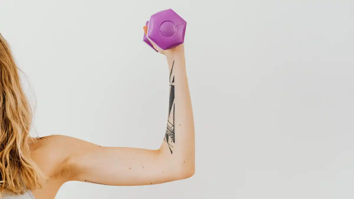 El curl de bíceps con barra es clave en cualquier rutina de salud y entrenamiento/ DeporteGlam