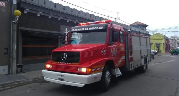 Tiró una brasa a un recipiente de plástico y casi incendia la casa