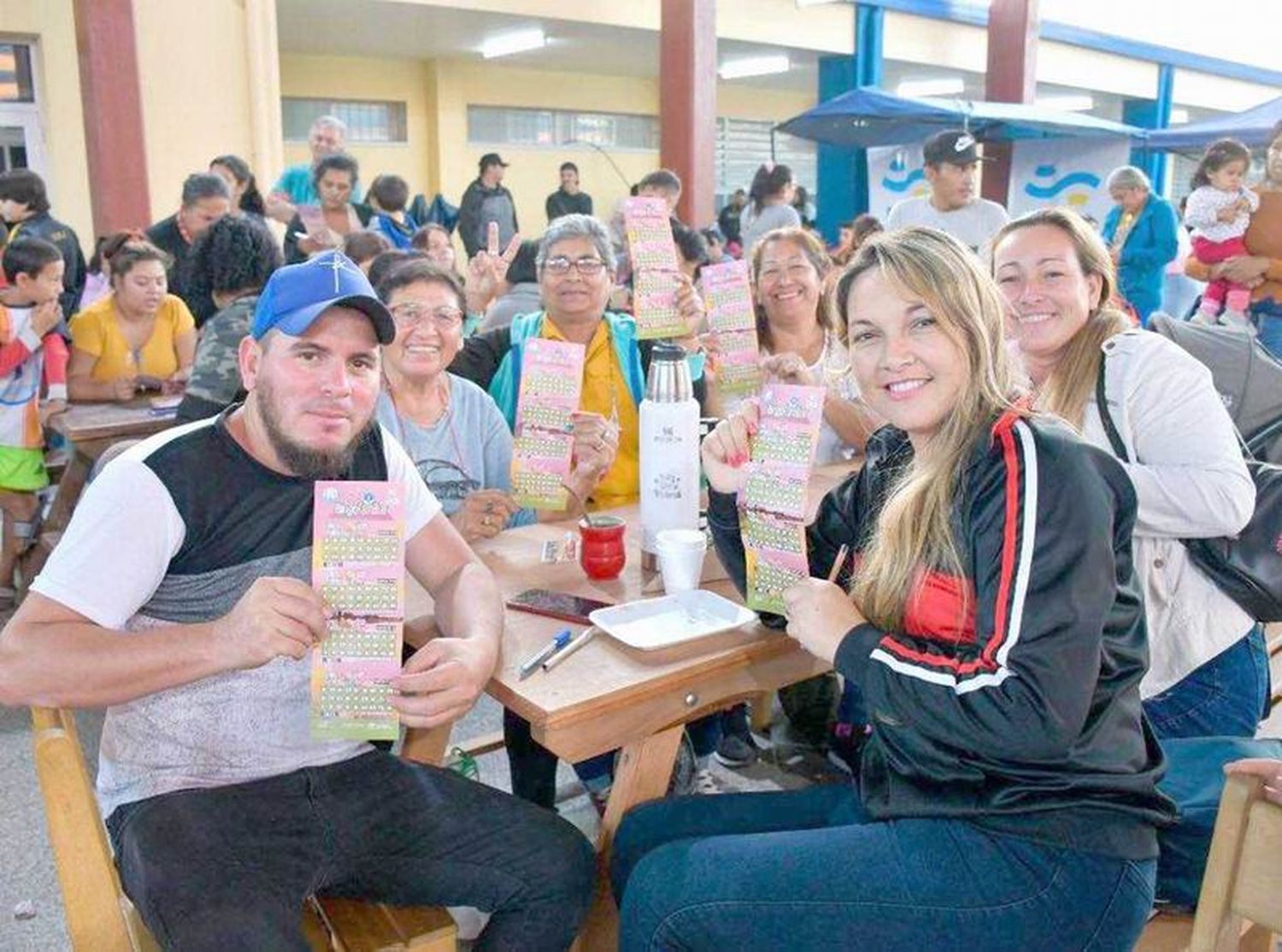 Vecinos disfrutaron del bingo familiar en la 
previa al OPNGT en el barrio Antenor Gauna