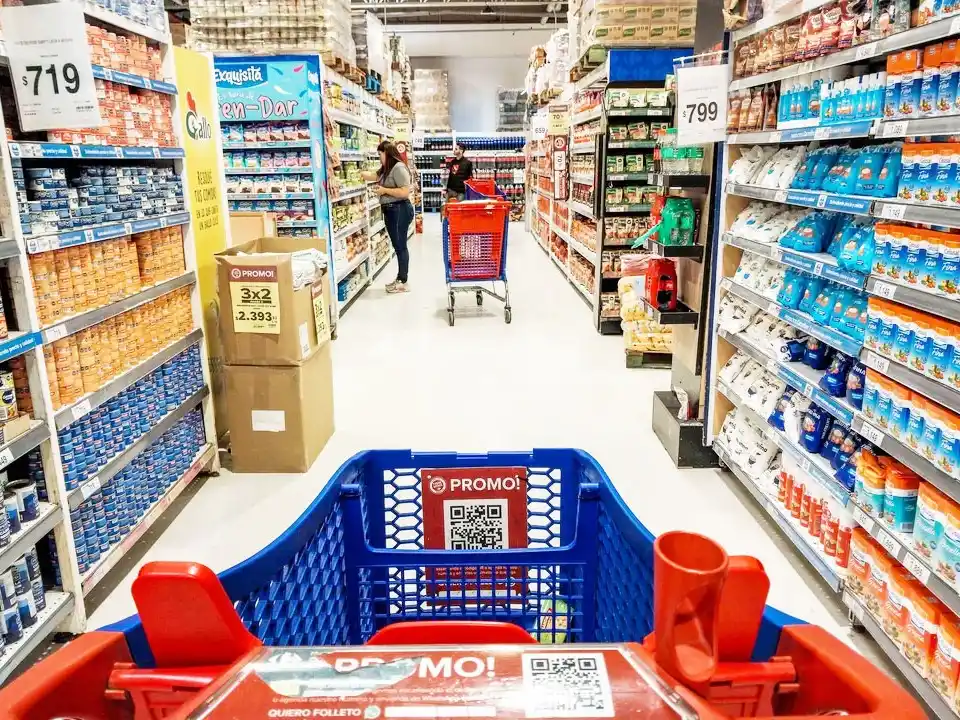 Quienes dolarizaron los precios ahora deberán bajarlos porque los pesos son los que mandan