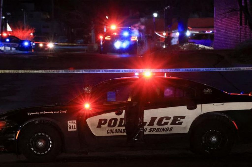 Al menos cinco muertos y 18 heridos durante un tiroteo en boliche gay en EEUU