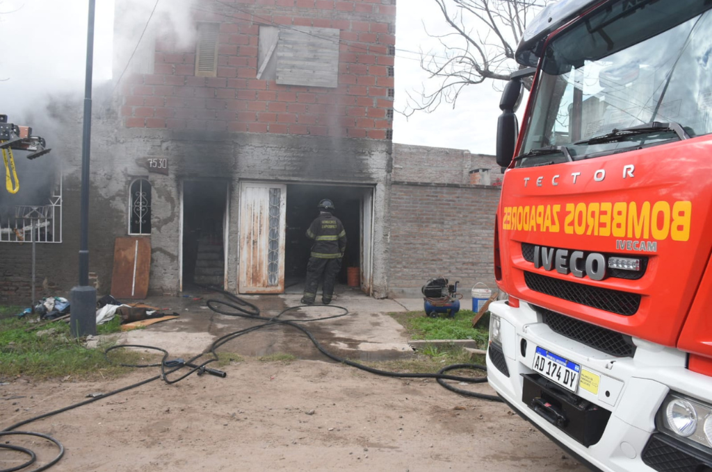 Un gran incendio se desató en una vivienda de barrio Transporte: afortunadamente no hubo heridos