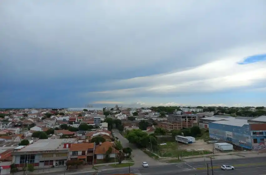 Algunos chaparrones y viento pueden matizar la jornada de calor en Mar del Plata