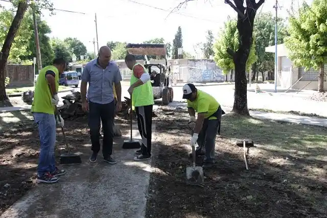 Molina recorrió trabajos de refacción de plazas y jardines en Ezpeleta
