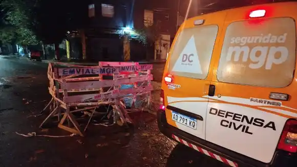 La tormenta dejó incendios, cables caídos y un herido por quemaduras en Mar del Plata