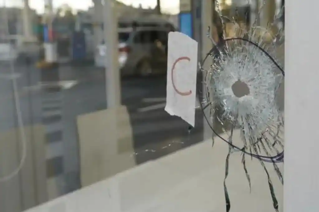 Atacaron a balazos a una estación de servicio en Rosario: una nena de 4 años y su mamá resultaron heridas