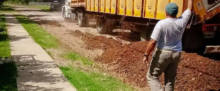 Reconstruyen camino productivo y calles de Clodomiro Ledesma